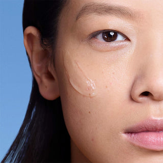 LA ROCHE-POSAY Effaclar Ultra Concentrated Serum applying on face