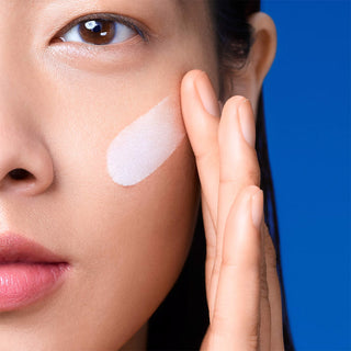 LA ROCHE-POSAY ANTHELIOS UVMUNE 400 Invisible Fluid SPF50+ 50 mL Applying on Face