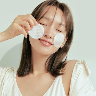 Anua Heartleaf 77+ PHA Clear Pad 70 Pieces Applying on Face