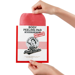 hands taking Mom’s Bath Recipe Strong Body Peeling Pad out of the packaging